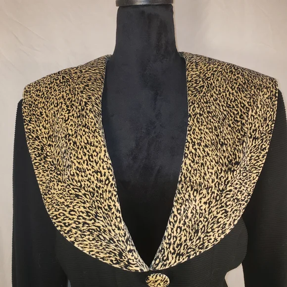 Vintage D. J. Summers Black and Gold Animal Print Women's Jacket - 12 - Picture 4 of 8